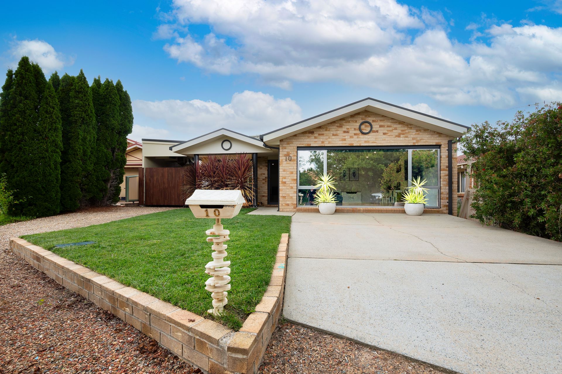 10 Thornhill Crescent