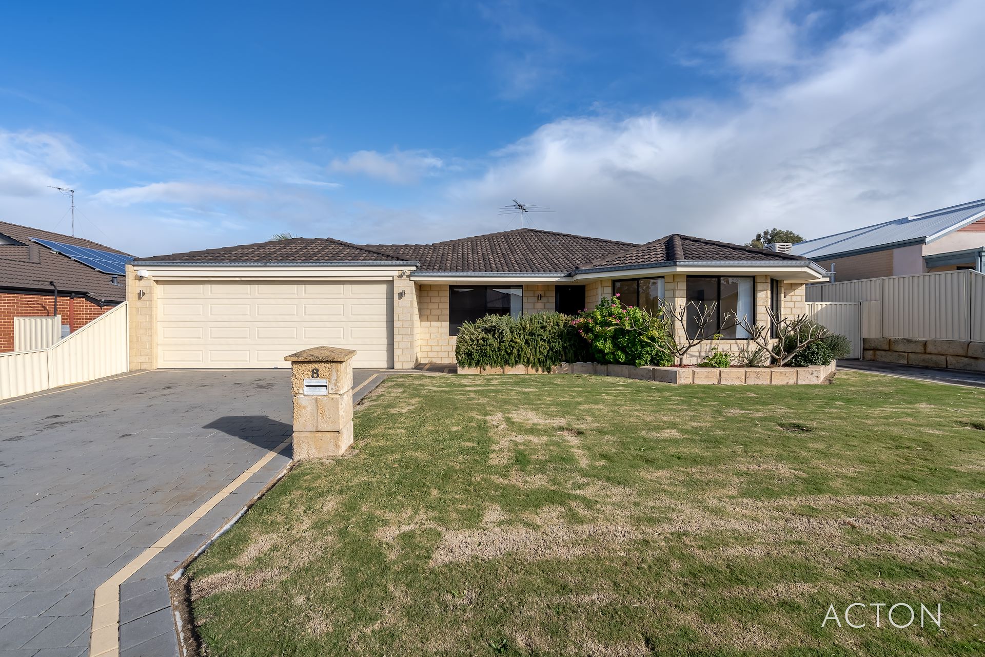 8 Dunsborough Court
