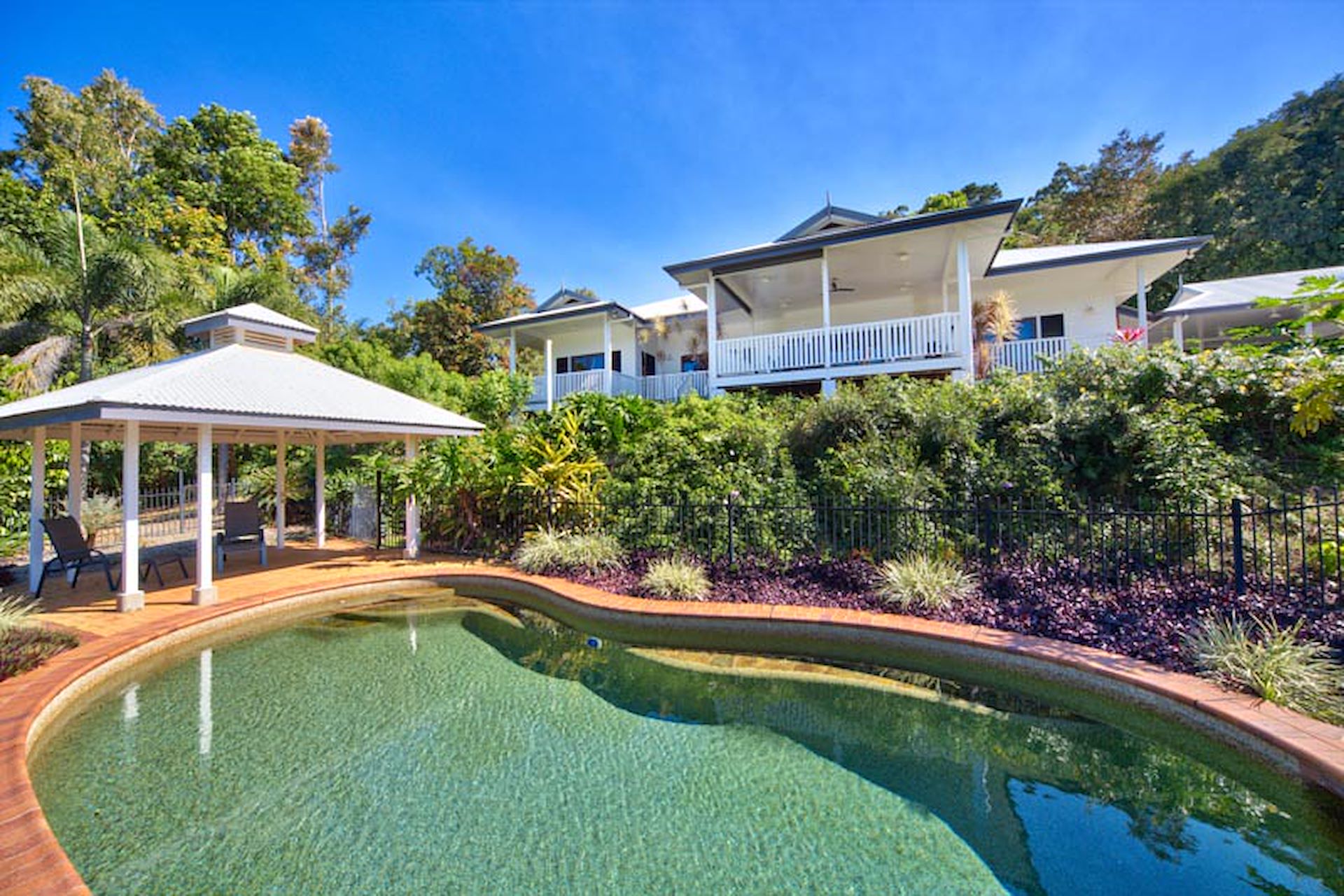 135137 Harvey Road, Redlynch, QLD 4870