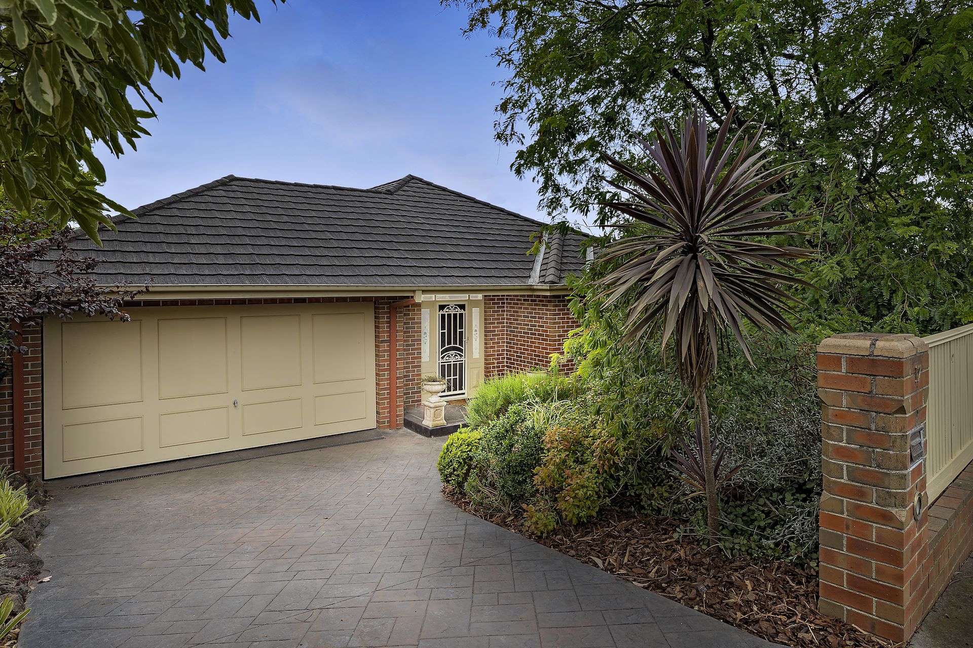17 Woodhouse Grove, Box Hill North, VIC 3129